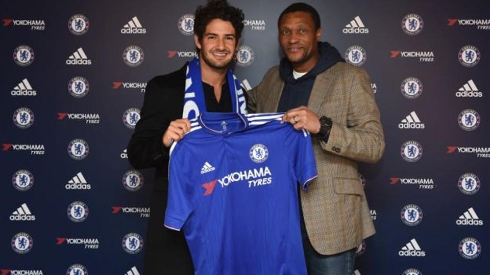 Pemain asal Brasil, Alexandre Pato resmi diperkenalkan ke publik oleh Chelsea, Sabtu (30/01/16). Pato datang ke Stamford Bridge dengan status pinjaman dari Corinthians.